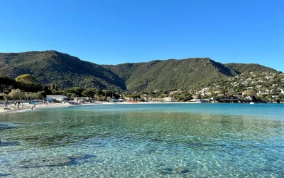 Vacances les pieds dans l&rsquo;eau au Lavandou : tout faire à pied depuis Saint-Clair